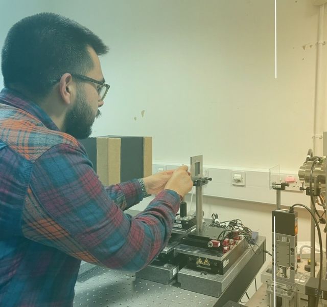 Colombiano es premiado en Reino Unido por su investigación en biomateriales